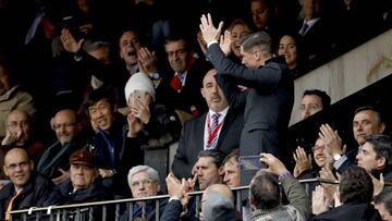 GRA157. MADRID, 05/03/2017.- El delantero del Atlético de Madrid Fernando Torres, que se encuentra de baja por el traumatismo craneoencefálico sufrido en Riazor el jueves, es ovacionado por los aficionados colchoneros en su llegada al palco del Vicente Calderón para disfrutar del encuentro entre su equipo y el Valencia correspondiente a la vigésimo sexta jornada de LaLiga Santander. EFE/JuanJo Martín