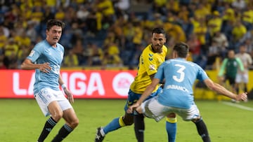 El delantero de Las Palmas Jonatan Viera pelea un bal¨®n con ?scar Mingueza y Fran Beltr¨¢n, ambos del Celta, durante el partido de LaLiga que UD Las Palmas y Celta de Vigo.