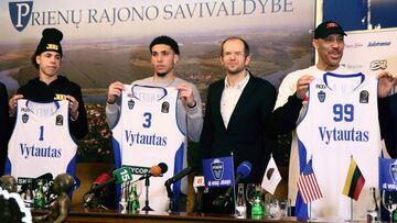 LaMelo Ball, LiAngelo Ball y LaVar Ball, durante la presentaci&oacute;n con el Vytautas.