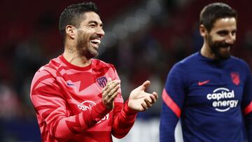 Luis Su&aacute;rez, en el c&eacute;sped del Wanda Metropolitano, antes del Atletico-Osasuna, junto al recuperador Zah&iacute;nos. 