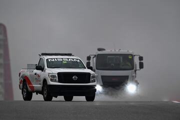 Vehículos limpiando la pista del Circuito de las Américas.