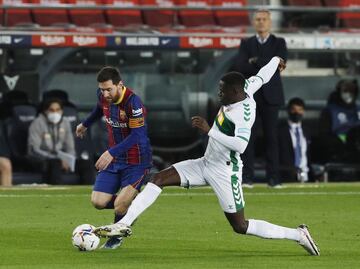 Messi y Omenuke Mfulu.
