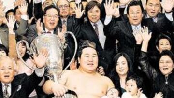 <b>IDOLATRADO. </b>Los 140 kilos de Asashoryu vuelan en manos de sus incondicionales después de ser el triunfador del torneo de Fukuoka, que cerraba la Copa del Emperador.
