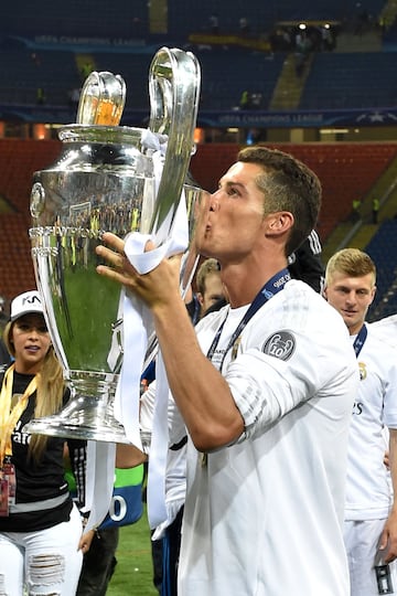 Cristiano Ronaldo besa la Champions League ganada con el Real Madrid en 2016.
 