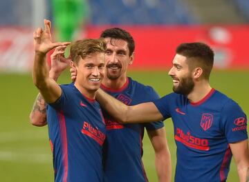Los jugadores del Atl¨¦tico de Madrid celebrando el gol de Marcos Llorente