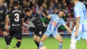 CORIA (CÁCERES), 21/12/2022.- El delantero del CD Coria Santiago Jiménez Luque (2d) lucha con David Silva, de la Real Sociedad, durante un partido correspondiente a la segunda eliminatoria de la Copa del Rey disputado este miércoles en el estadio de la Isla, en Coria. EFE/ Jero Morales
