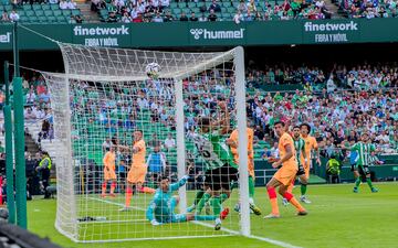 Saque de esquina que lanzó Griezmann, muy cerrado, y que parece no tocar en ningún compañero, salvo en Pezzella, del Real Betis, sobre la misma línea. Al final, el balón terminó entrando para suponer el 0-1 en el Benito Villamarín.