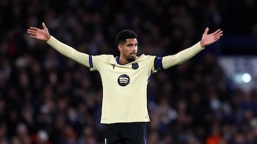 Soccer Football - UEFA Champions League - Chelsea v FC Barcelona - Stamford Bridge, London, Britain - November 25, 2025 FC FC Barcelona's Ronald Araujo reacts REUTERS/Hannah Mckay