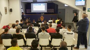 Los jugadores del Zaragoza asisten a la charla sobre el coronavirus.