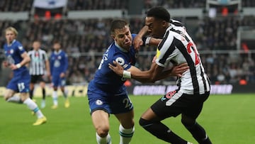 Soccer Football - Premier League - Newcastle United v Chelsea - St James' Park, Newcastle, Britain - November 12, 2022 Chelsea's Cesar Azpilicueta in action with Newcastle United's Joe Willock REUTERS/Scott Heppell EDITORIAL USE ONLY. No use with unauthorized audio, video, data, fixture lists, club/league logos or 'live' services. Online in-match use limited to 75 images, no video emulation. No use in betting, games or single club /league/player publications.  Please contact your account representative for further details.