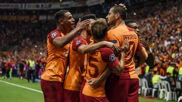 Galatasaray&#039;s Eren Derdiyok (R) celebrates with team mates after scoring a goal during the Champions League group C football match between Red Star Belgrade and Napoli at the Rajko Mitic stadium in Belgrade on September 18, 2018. (Photo by BULENT KIL