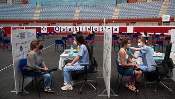 (FILES) In this file photo taken on May 31, 2021 Health workers vaccinate people against Covid-19 at the Donostia Arena former bullring in San Sebastian on May 31, 2021. - With the highest Covid-19 vaccination rate of Europe&#039;s big nations, Spain has 