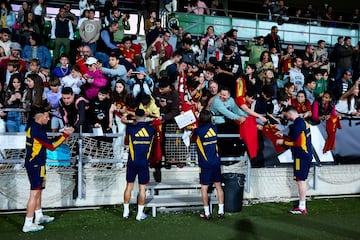 Los jugadores firmaron autógrafos al finalizar el entrenamiento.