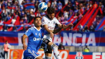 Futbol, Universidad de Chile vs Colo Colo.
Fecha 20, campeonato Nacional 2022.
El jugador de Universidad de Chile Jonathan Andia, izquierda, disputa el balon contra Agustin Bouzat of Colo Colo durante el partido por la primera division disputado en el estadio Fiscal de Talca.
Talca, Chile.
31/07/2022
Jonnathan Oyarzun/Photosport

Football, Universidad de Chile vs Colo Colo.
20th date, 2022 National Championship.
Universidad de Chile’s player Jonathan Andia, left , vies the ball against Agustin Bouzat of Colo Colo during the first division match held at Fiscal de Talca stadium.
Talca, Chile.
07/31/2022
Jonnathan Oyarzun/Photosport