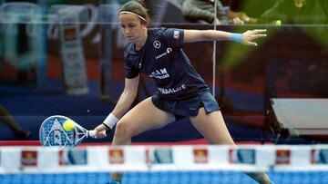 Patricia Llaguno, devuelve la pelota en la final de Barcelona.