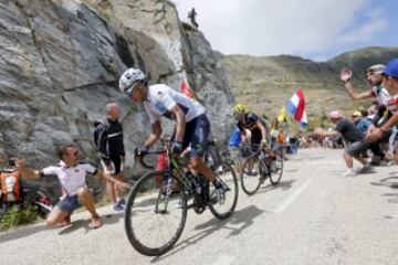 Alejandro Valverde y Nairo Quintana juntos  en la cima de la Croix de Fer.