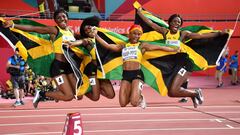 Natalliah Whyte, Shelly-Ann Fraser-Pryce, Jonielle Smith yShericka Jackson celebran su victoria en la final del relevo 4x100 femenino en los Mundiales de Atletismo de Doha 2019.