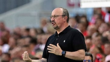 Rafa Benítez da instrucciones durante el partido contra el Benfica.