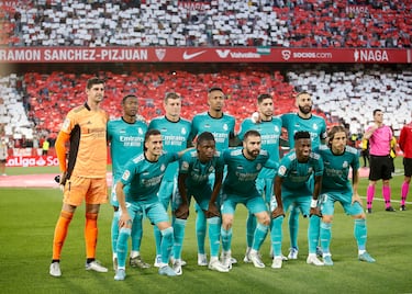 El modelo Authentic fue la tercera equipación de la temporada 2021-22. Con esta equipación verde se trataba de homenajear a uno de los símbolos de la ciudad madrileña, la Puerta del Sol y el Kilómetro 0. 