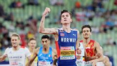 El atleta noruego Jakob Ingebrigtsen celebra su victoria en su serie de los 1.500 en los Europeos de Atletismo al aire libre de Múnich.