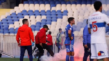 Futbol, Universidad de Chile vs Universidad Catolica.
Fecha 12, campeonato Nacional 2023.
Hinchas de Universidad de Chile lanzan fuegos artificiales durante el partido contra Universidad Catolica en el estadio Ester Roa de Concepcion, Chile
30/04/2023
Marco Vasquez/Photosport
Football, Universidad de Chile vs Universidad Catolica.
12 th, 2023 National Championship.
Univeridad de Chile fans throw fireworks to the pitch during martch against Universidad Catolica at Ester Roa stadium in Concepcion, Chile
30/04/2023
Marco Vasquez/Photosport
