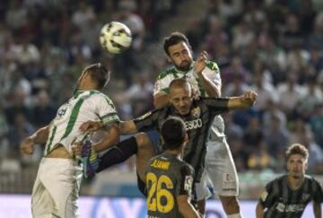 El jugador del Córdoba Íñigo López  cabecea un balón ante el marroquí Amrabat.