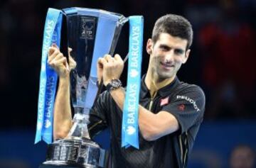 Novak Djokovic levantó su tercer trofeo consecutivo, tras la renuncia de Federer, y seguirá como el mejor del mundo.