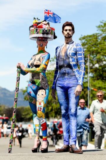 Finalistas del concurso de 'body art' durante la Copa Trotting de Nueva Zelanda.