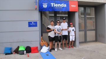 Primeros aficionados en las taquillas de Butarque para comprar entradas del Leganés-Barcelona.