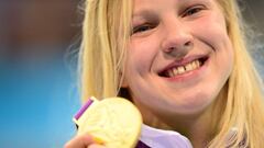 La nadadora lituana Ruta Meilutyte posa con la medalla de oro como campeona de los 100 metros braza en los Juegos Ol&iacute;mpicos de Londres 2012.