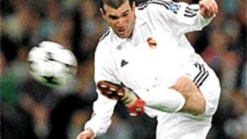 <b>EL GOL DE TODOS LOS GOLES Y LA NOVENA PARA EL MADRID</b>. Era el minuto 45 de la primera parte en Hampden Park. Zidane paralizó el tiempo para acomodar su cuerpo mientras el balón, colgado por Roberto Carlos, caía lentamente. El astro galo alcanzó la gloria deshaciendo el empate. Uno de los goles más bellos y trascendentes de la historia futbolística que le valió al Madrid para conseguir su Novena Copa de Europa, la primera de Zizou.
