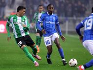 GENK (Belgium), 23/10/2025.- Joris Kayembe (C) of Genk in action against Nelson Deossa (L) of Betis during the UEFA Europa League league phase match between KRC Genk and Real Betis Balompie, in Genk, Belgium, 23 October 2025. (Bélgica) EFE/EPA/OLIVIER MATTHYS