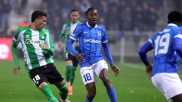 GENK (Belgium), 23/10/2025.- Joris Kayembe (C) of Genk in action against Nelson Deossa (L) of Betis during the UEFA Europa League league phase match between KRC Genk and Real Betis Balompie, in Genk, Belgium, 23 October 2025. (Bélgica) EFE/EPA/OLIVIER MATTHYS