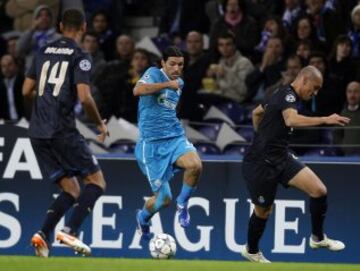 Danny Alves, futbolista que siempre quiso jugar con la Vinotinto pero que sorprendentemente termin車 jugando con Portugal, ha disputado varias veces la Champions con el Zenit de San Petersburgo.
En la imagen en Oporto en un partido de Champions League.