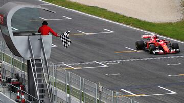 MONTMELO, SPAIN - MARCH 08: A track marshal waves the chequered flag to signal the end of the session as Kimi Raikkonen of Finland driving the (7) Scuderia Ferrari SF70H crosses the finish line during day two of Formula One winter testing at Circuit de Catalunya on March 8, 2017 in Montmelo, Spain.  (Photo by Mark Thompson/Getty Images)
 PUBLICADA 09/03/17 NA MA31 2COL