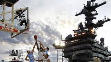 <b>YA ES UN CLÁSICO. </b>El atardecer de San Diego cae sobre el portaaviones 'Carl Vinson'. Branden Dawson (Michigan State) lanza sobre Kendall Marshall , de North Carolina.