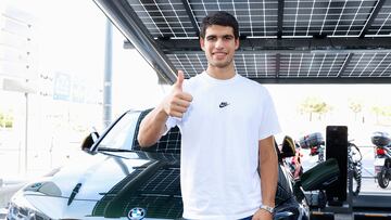 El tenista español Carlos Alcaraz posa durante la presentación de su acuerdo con la marca de coches BMW.