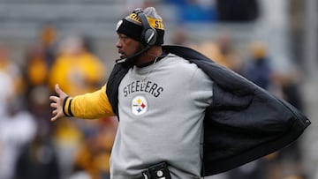 PITTSBURGH, PA - JANUARY 08: Head coach Mike Tomlin of the Pittsburgh Steelers is seen on the sidelines during the second quarter against the Miami Dolphins in the AFC Wild Card game at Heinz Field on January 8, 2017 in Pittsburgh, Pennsylvania.   Gregory Shamus/Getty Images/AFP
 == FOR NEWSPAPERS, INTERNET, TELCOS &amp; TELEVISION USE ONLY ==