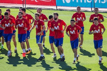 GR2014. MADRID, 03/10/2017.- Los de la selección española de fútbol (de izda. a dcha. primera fila) Marco Asensio, Nacho Fernández, Ignacio Monreal, Aritz Aduriz, Gerard Piqué, Pedro Rodríguez y César Azpilicueta durante el entrenamiento realizado hoy en la Ciudad del Fútbol de Las Rozas, donde el combinado español prepara los enfrentamientos de la fase de la clasificación para el Mundial de Rusia 2018 que disputa contra Albania e Israel. EFE/Rodrigo Jiménez