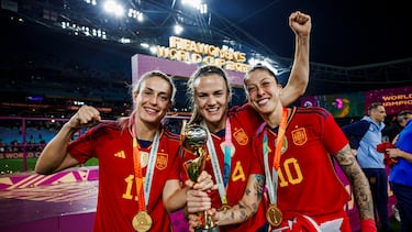 Alexia Putellas, Irene Paredes y Jenni Hermoso celebran el campeonato del mundo.