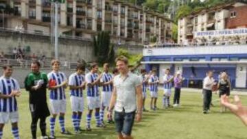 A Illarramendi le hicieron ayer el pasillo en el San Miguel, el campo del Mutriku.