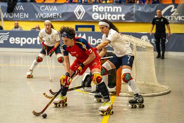 Casarramona protege la bola, ante Portugal.