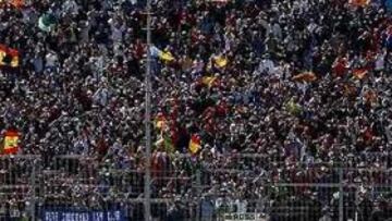 <B>GRADAS LLENAS.</B> El Gran Premio marcó un nuevo récord de público en un acontecimiento deportivo en España.