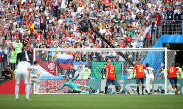 Artem Dzyuba marca el 1-1 de penalti. 