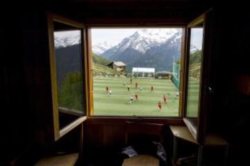 En el "Ottmar Hitzfeld GsponArena", en Gspon, en los Alpes suizos se encuentra un campo de fútbol situado a 2.000 metros sobre el nivel del mar.