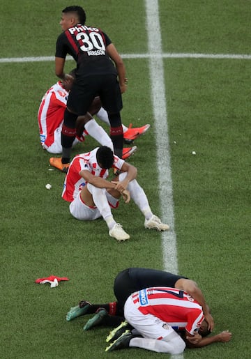 Atlético Paranaense venció en penales a Junior en el Arena da Baixada por el partido de vuelta de la final de la Copa Sudamericana, tras el empate a uno en los 120 minutos. Jarlan Barrera falló penal al minuto 111.