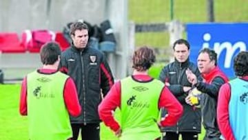 <b>CON LOS TITULARES. </b>Iker Muniain lució peto verde junto a los candidatos para la alineación de salida en La Rosaleda.