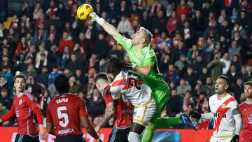 El portero del Celta, Vicente Guaita despeja un balón ante Pathé Ciss, del Rayo Vallecano, durante el partido de LaLiga en Primera División que Rayo Vallecano y Celta de Vigo disputaron este lunes en el estadio de Vallecas, en Madrid.