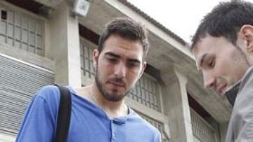 <b>LA AFICIÓN SIGUE CREYENDO. </b>Roberto firma autógrafos, ayer, tras el último entrenamiento: La Romareda seguirá levantando al equipo.