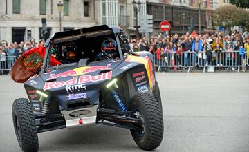 La ganadora del Rally Dakar 2024, Cristina Gutiérrez, realiza un circuito urbano por las calles de Burgos.